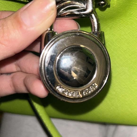 GREEN MICHAEL KORS PURSE GENTLY USED WITH SILVER CHAIN, KEY AND LOCK - Picture 13 of 14